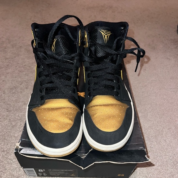 Air Jordan Retro 1s SIZE 8.5 - Picture 3 of 7